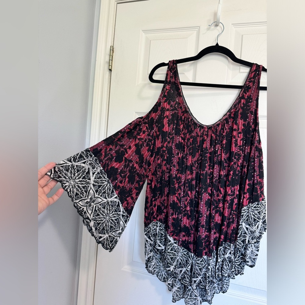 FREE PEOPLE SUPER FLOWY TOP!!